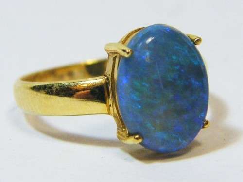 14kt Gold ring with Opal - size 10.85mm x 8.23mm x 2.70mm - weighs 2.3g