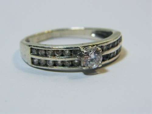 Sterling silver ring with cubic zirconias - weighs 2.3 grams size O