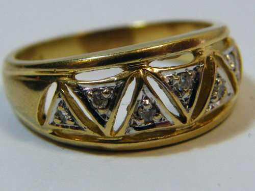 9kt Gold ring with 6 small diamonds - weighs 3.6 grams - size N+