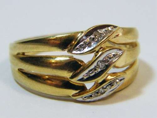 9kt Gold ring with 3 small diamonds - weighs 2.8 grams - size Q
