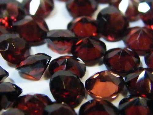 Large lot of over 17 carat of orange-red round 3.5mm garnets - sold at R50 per carat
