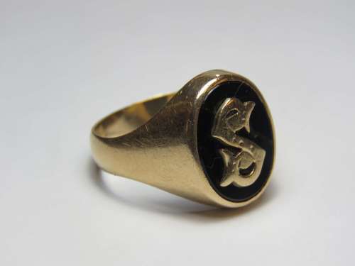 Vintage mens 9kt Gold and Onyx initial ring with letter S - Weighs 8.0 grams - Size between U and V