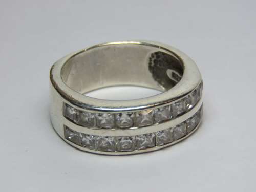 Sterling silver ring with cubic zirconia - Weighs 8.3 grams - Size P