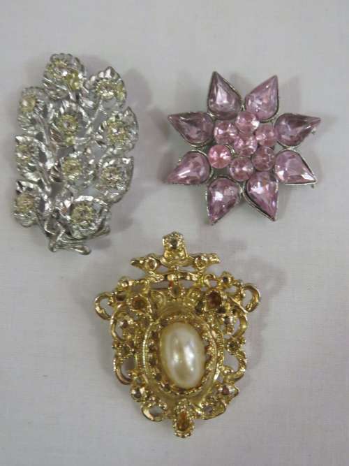 Lot of 3 fashion jewellery brooches