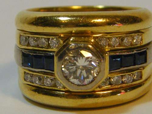 18kt Gold diamond & sapphire ring with diamond of about 0.40ct & 16 small diamonds of about 0.02ct
