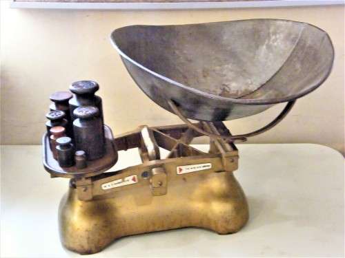 Vintage large Avery Grocer scale imported by S.A scale Co. with 7 weights