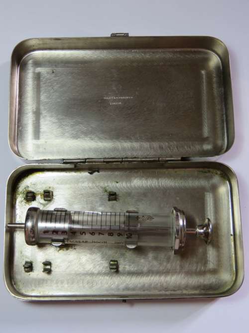 Vintage Aesculap 10ml glass syringe in metal tin - Glass cracked