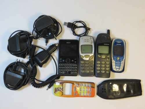 Lot of old cellphones with some chargers and covers - No idea if working