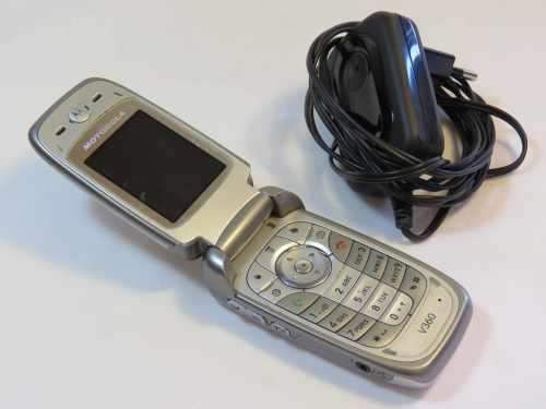 Motorola V360 cellphone with charger - Working