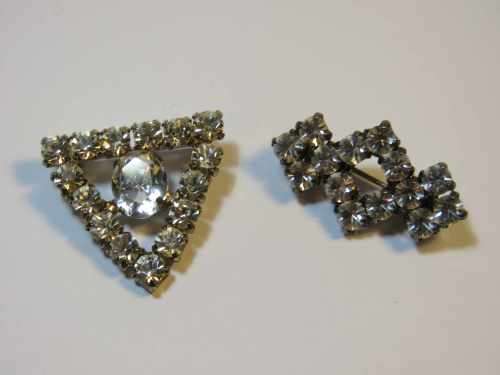 Lot of 2 brooches with clear stones