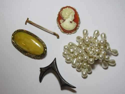 Lot of 5  costume jewellery brooches