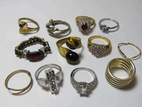 Lot of 12 costume jewellery rings