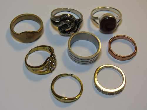 Lot of 8 costume rings - With 2 mens rings