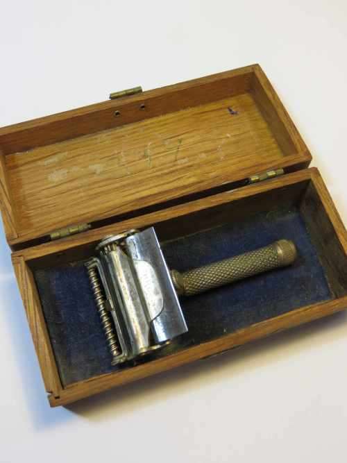 Vintage Wilkinson safety razor in wooden case - Broken