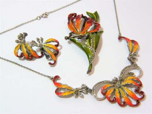 Beautiful vintage flower motif set with necklace, earrings & brooch - enamelled