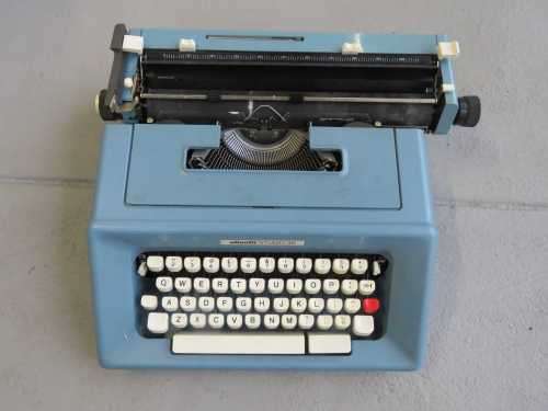 Olivetti Studio 46 typewriter in case 37x36cm