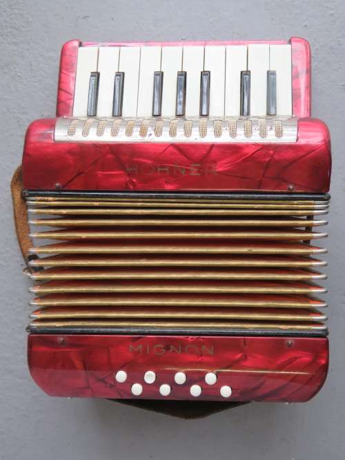Vintage Hohner Mignon 17 Key 8 button small accordion - Working