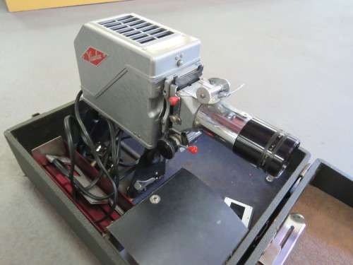 Vintage Viewlex 35mm slide projector in case - Working