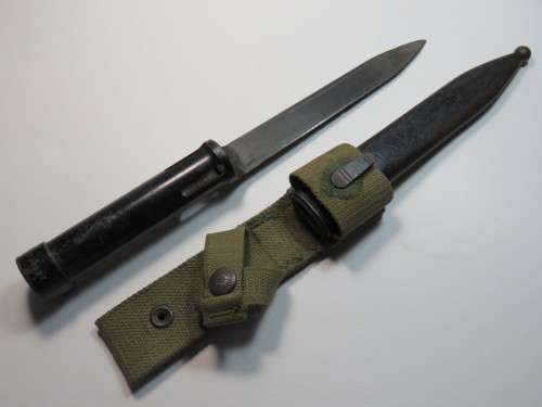 South African R1 FAL type C bayonet with scabbard - Rifle clip missing
