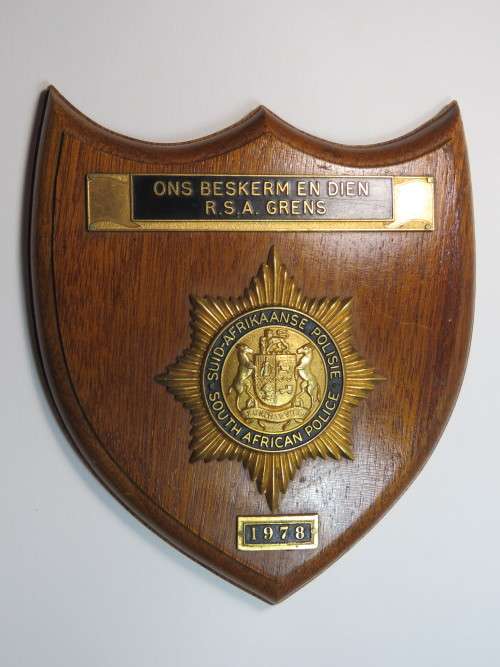 1978 Police commemorative plaque - Ons beskerm en dien R.S.A Grens
