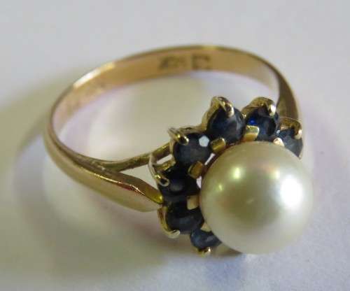 14K gold ring with pearl and 10 blue sapphires