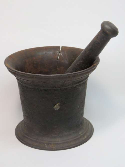 Cast iron mortar and cracked pestle - Mortar cracked