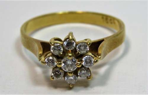 18Kt Gold ring with 0.10ct diamond surround by 8 smaller diamonds - 3.8grams - Size R1/2