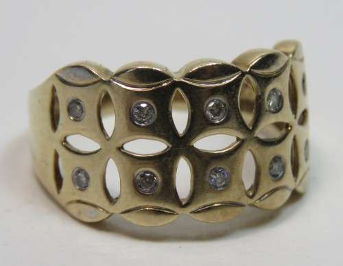 9kt Gold ring with 10 small diamonds of about 0.01ct each - 3.2g - Size N1/2