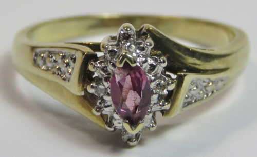 9kt Gold ring with pink stone and 4 small diamonds - Weighs 2,4 grams - Size M