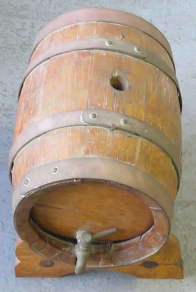Small wooden wine barrel and stand - No lid