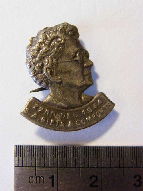 1944 Ouma Smuts pin badge