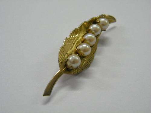 Vintage brooch with 5 genuine pearls as per photo