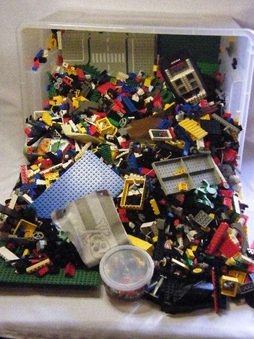 Very large lot of Lego pieces and sets - thousands of pieces - weights over 15 kg - Reduced by R1000