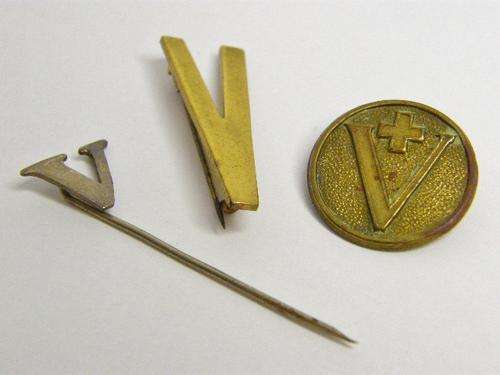 Lot of 3 different victory badges - @ Crazy R1 start