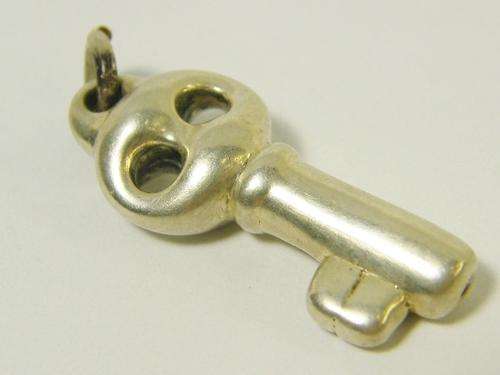 Vintage sterling silver key pendant - weighs 1.6 grams - as per photo
