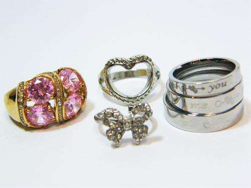 Lot of 6 costume jewellery rings - @ CRAZY R1 start
