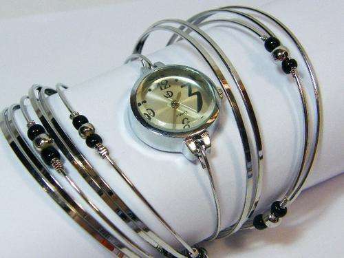Ladies Quartz fashion bangle watch - working - as per photo