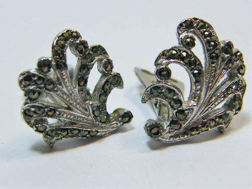 Pair of vintage clip on earrings - as per photo