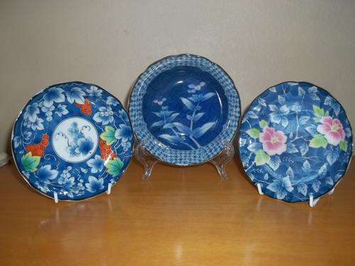 COLLECTION OF 3 SMALL DECORATIVE PLATES&BOWL