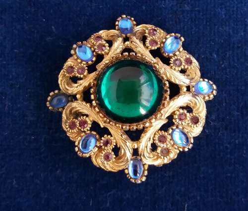 "Sphinx" green cabochon gilded brooch