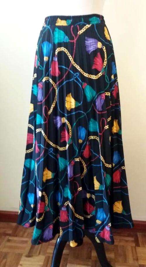 Black pleated skirt with rainbow tassel print