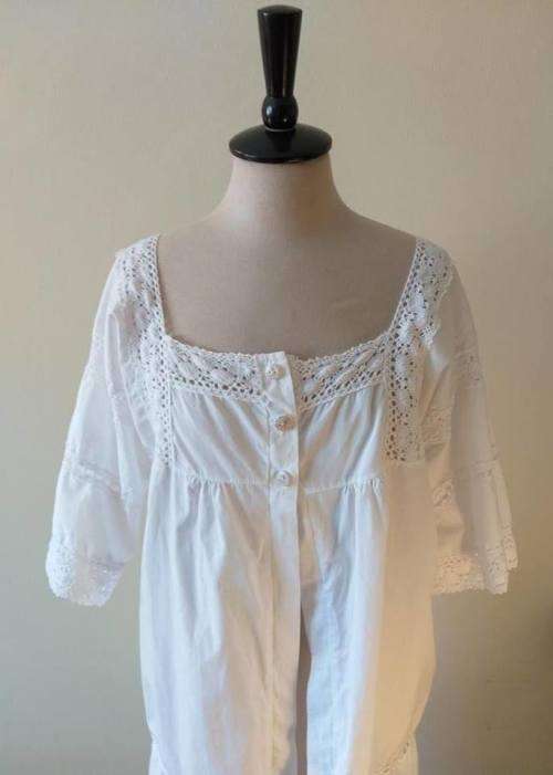 White cotton and lace tunic