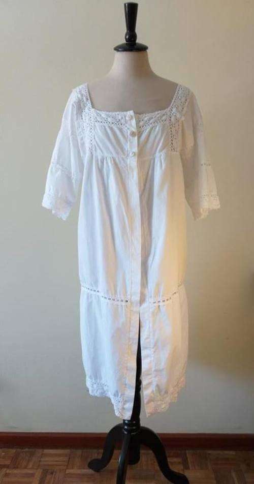 White cotton and lace tunic