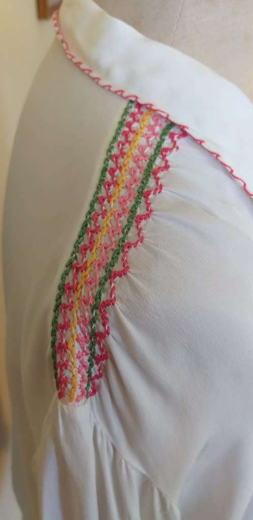 Hungarian folk art peasant blouse (1950s) hand embroidered