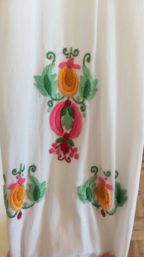 Hungarian folk art peasant blouse (1950s) hand embroidered