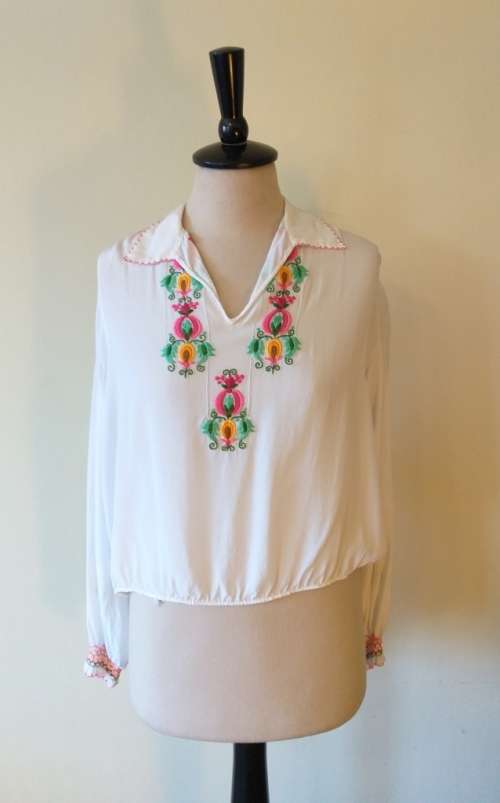 Hungarian folk art peasant blouse (1950s) hand embroidered