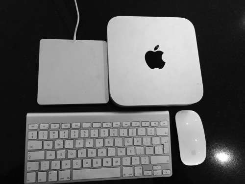Mac Mini i5 , 2.6 Ghz , 8 gb , 1 TB - Apple mouse - Apple keyboard - Apple Dvd Drive