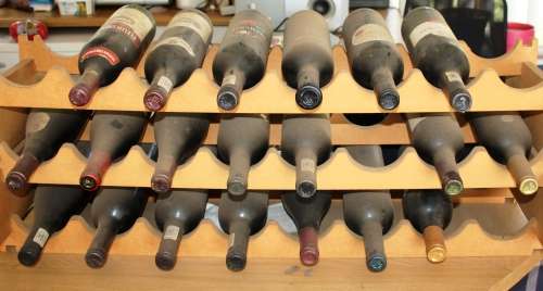 19 BOTTLE RED WINE COLLECTION 1979-2004 INCLUDING WINE RACK.  SEE DESCRIPTION