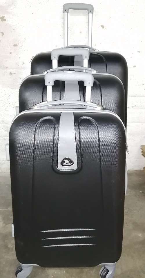 ****BLUE STAR****Set of 3 Lightweight Travel Luggage Bags - Universal Wheels - (Black)