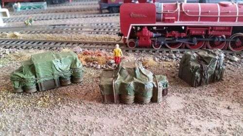 HO Scale Tarpaulin Covered Wagon Loads set of 5 (painted)